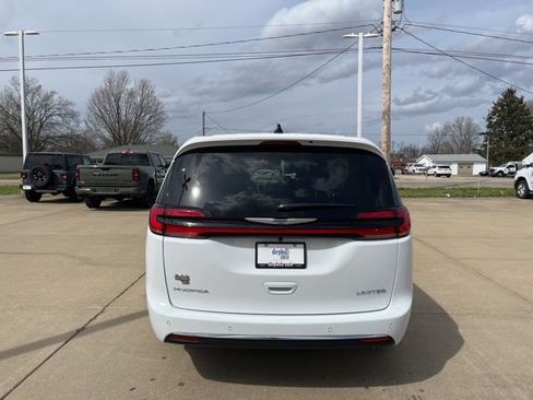 New 2026 Chrysler Pacifica Limited FWD image 6