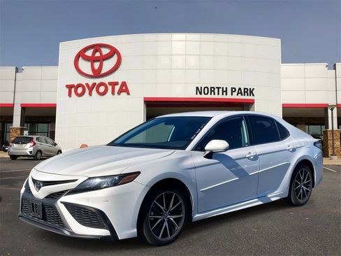 Used 2024 Toyota Camry SE image 1