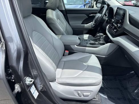 Used 2021 Toyota Highlander XLE AWD/4WD image 9