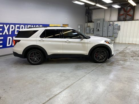Used 2025 Ford Explorer ST-Line w/ Premium Package image 8