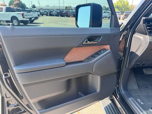 Used 2025 Lexus GX 550 w/ Accessory Package (31) AWD/4WD image 16