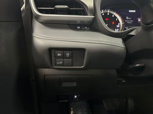 Used 2024 Toyota Highlander LE AWD/4WD image 19