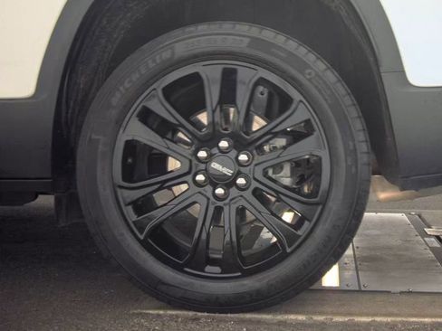 Certified 2023 GMC Acadia SLE w/ Driver Convenience Package image 13