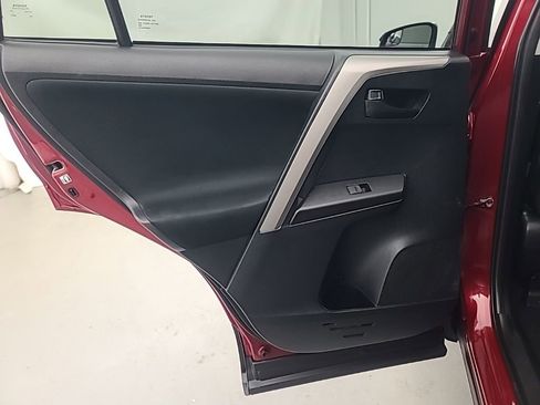 Used 2018 Toyota RAV4 LE AWD/4WD image 18