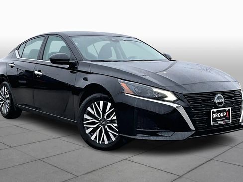 Used 2025 Nissan Altima 2.5 SV image 2