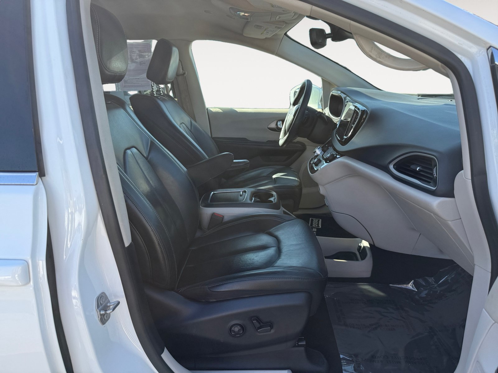 Used 2022 Chrysler Pacifica Touring-L w/ Uconnect Theater Family Group FWD image 19
