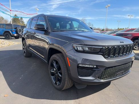 Used 2024 Jeep Grand Cherokee Limited w/ Black Appearance Package image 2