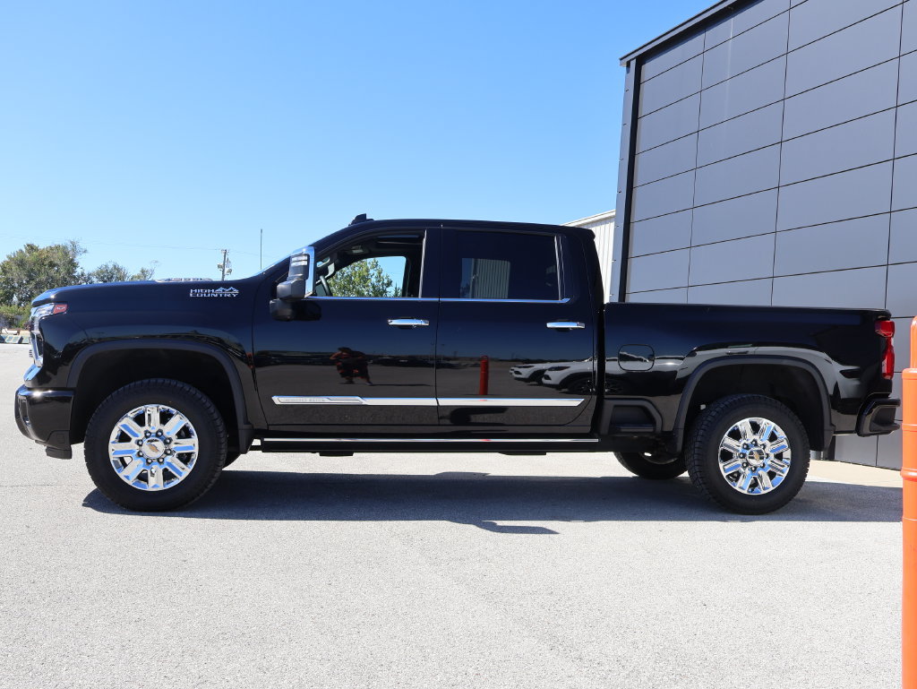 Used 2024 Chevrolet Silverado 2500 High Country w/ High Country Premium Package AWD/4WD image 2