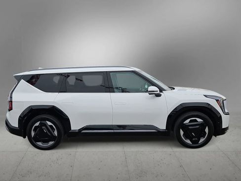 Used 2024 Kia EV9 Land w/ Towing Package image 10