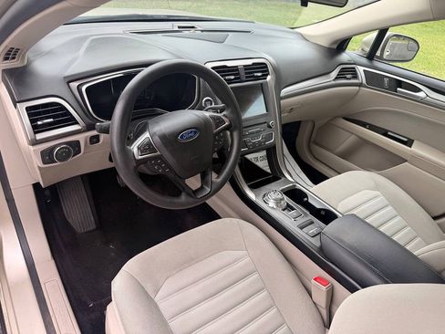 Used 2017 Ford Fusion SE w/ Fusion SE Technology Package FWD image 9