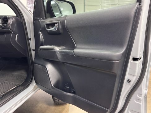 Used 2019 Toyota Tacoma TRD Sport w/ Technology Package AWD/4WD image 13