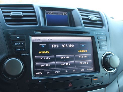 Used 2011 Toyota Highlander Hybrid w/ Cold Weather Pkg image 33