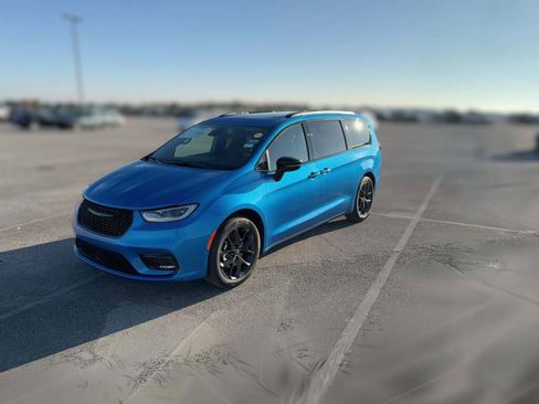 New 2026 Chrysler Pacifica Limited image 4