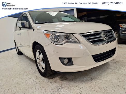 Used 2011 Volkswagen Routan SEL Premium FWD image 18