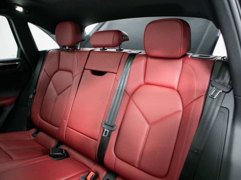 Certified 2025 Porsche Macan image 30