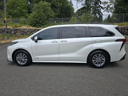 Used 2021 Toyota Sienna XLE FWD image 3