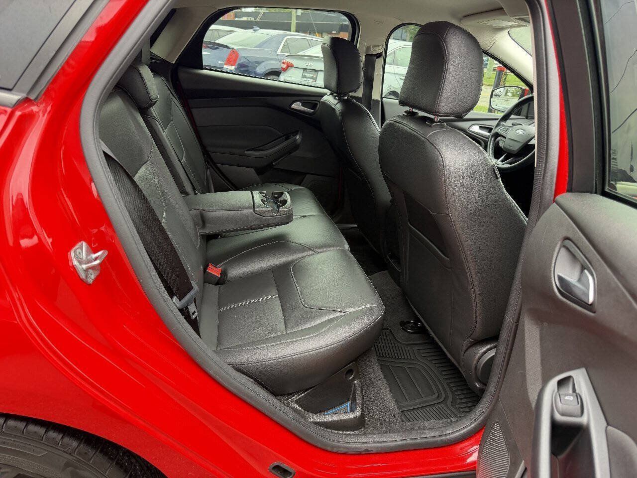 Used 2016 Ford Focus SE w/ Equipment Group 201A FWD image 16