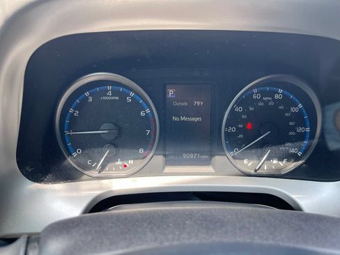 Used 2018 Toyota RAV4 LE FWD image 12