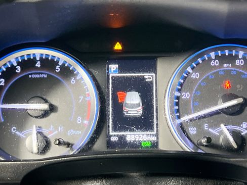 Used 2018 Toyota Highlander SE FWD image 22