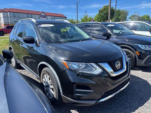 Used 2018 Nissan Rogue SV FWD image 2