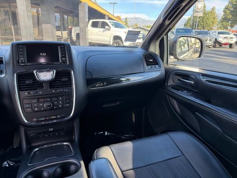 Used 2015 Chrysler Town & Country S w/ Driver Convenience Group image 23