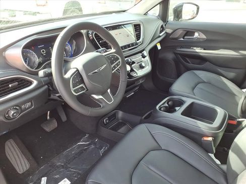 New 2026 Chrysler Pacifica Select FWD image 13