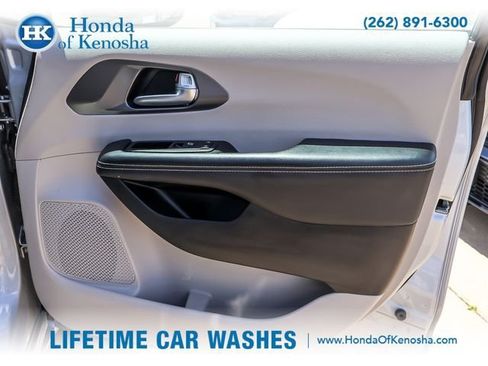 Used 2024 Chrysler Pacifica Touring-L FWD image 23