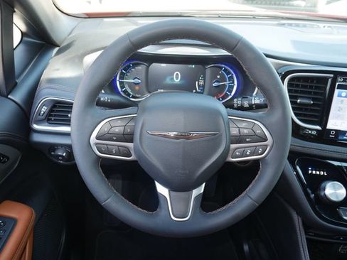 Used 2025 Chrysler Pacifica Pinnacle FWD image 18
