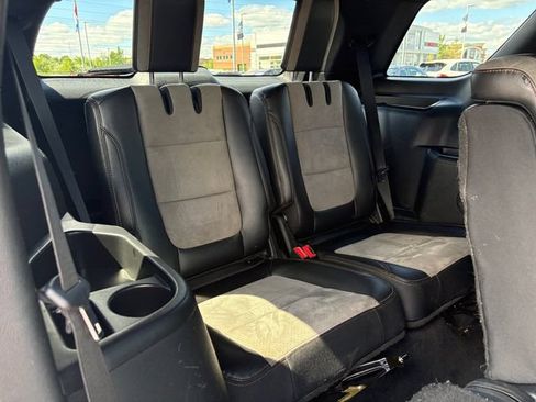 Used 2017 Ford Explorer XLT w/ Equipment Group 202A AWD/4WD image 16
