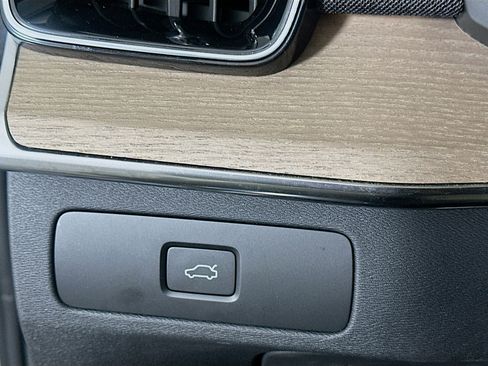 Used 2025 Volvo XC90 B6 Plus image 17