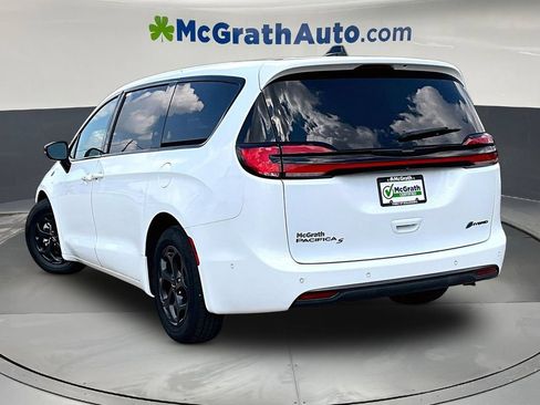 Used 2023 Chrysler Pacifica Limited w/ Uconnect Theater Family Group FWD image 5