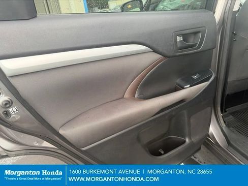 Used 2017 Toyota Highlander LE AWD/4WD image 22