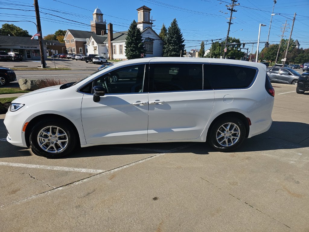 Certified 2026 Chrysler Pacifica Select FWD image 9