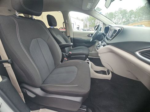 Used 2022 Chrysler Voyager LX image 6