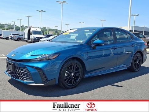 Certified 2025 Toyota Camry SE FWD image 3