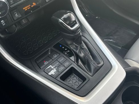 Used 2021 Toyota RAV4 XLE Premium image 23