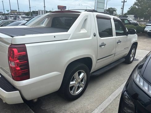 Used 2013 Chevrolet Avalanche LTZ RWD image 9