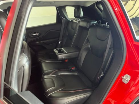 Used 2019 Jeep Cherokee Trailhawk AWD/4WD image 19
