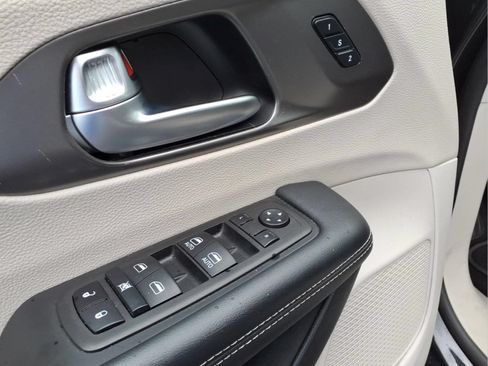 Used 2023 Chrysler Pacifica Touring-L FWD image 17