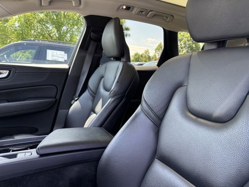 Used 2018 Volvo XC60 T6 Momentum w/ Vision Package AWD/4WD image 17