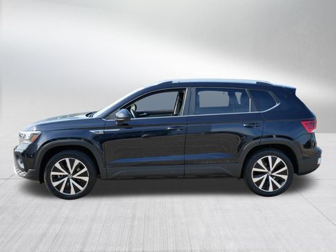 Certified 2023 Volkswagen Taos SE w/ Panoramic Sunroof Package AWD/4WD image 4