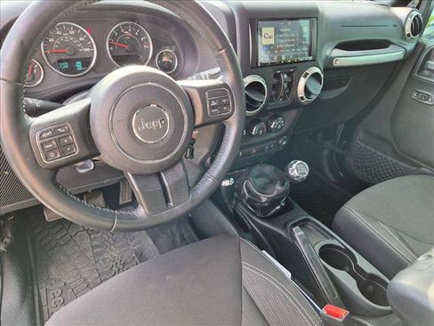Used 2017 Jeep Wrangler Unlimited Sahara w/ Connectivity Group AWD/4WD image 11