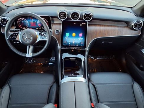 Used 2025 Mercedes-Benz GLC 300 image 4