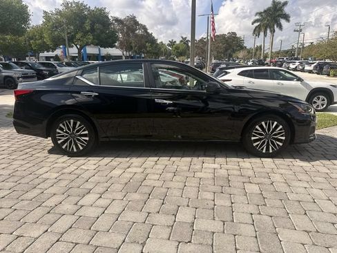 Used 2025 Nissan Altima 2.5 SV FWD image 14