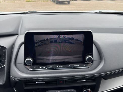 Used 2025 Nissan Rogue SV FWD image 25