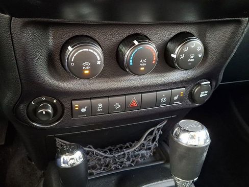 Used 2016 Jeep Wrangler Unlimited Sahara image 15