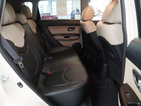 Used 2013 Kia Soul ! w/ Premium Pkg FWD image 29