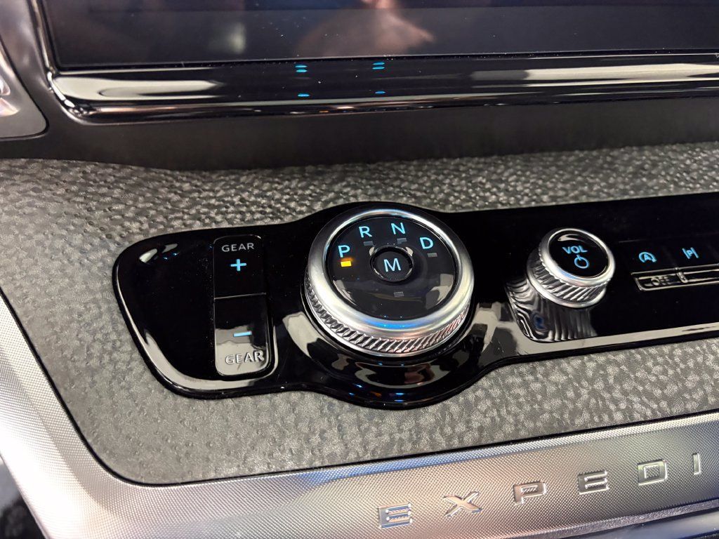Used 2025 Ford Expedition Tremor AWD/4WD image 21
