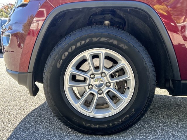 Used 2019 Jeep Grand Cherokee Laredo AWD/4WD image 9