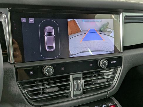 Certified 2025 Porsche Macan AWD/4WD image 19
